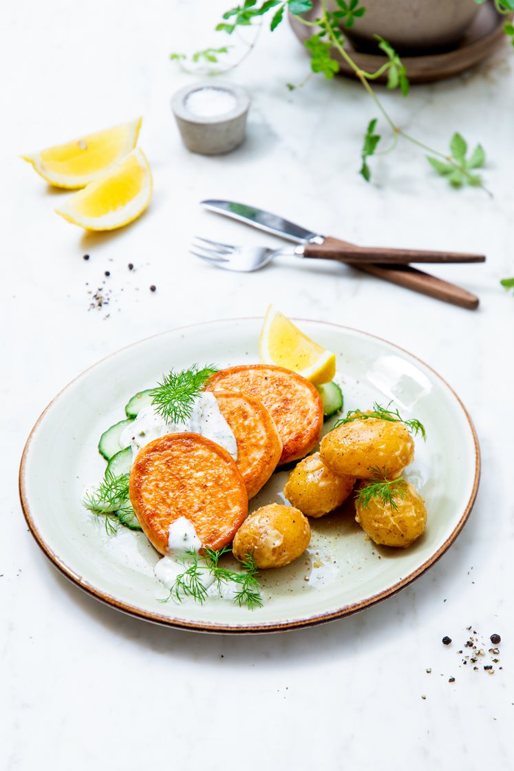 Grove fiskekaker med sennepsmarinerte poteter, agurksalat og pepperotdressing