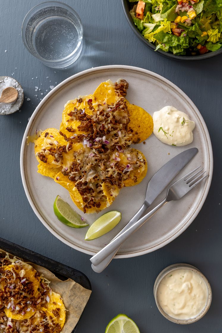 Ostegratinerte nachos med salsicciadeig, limerømme og salat