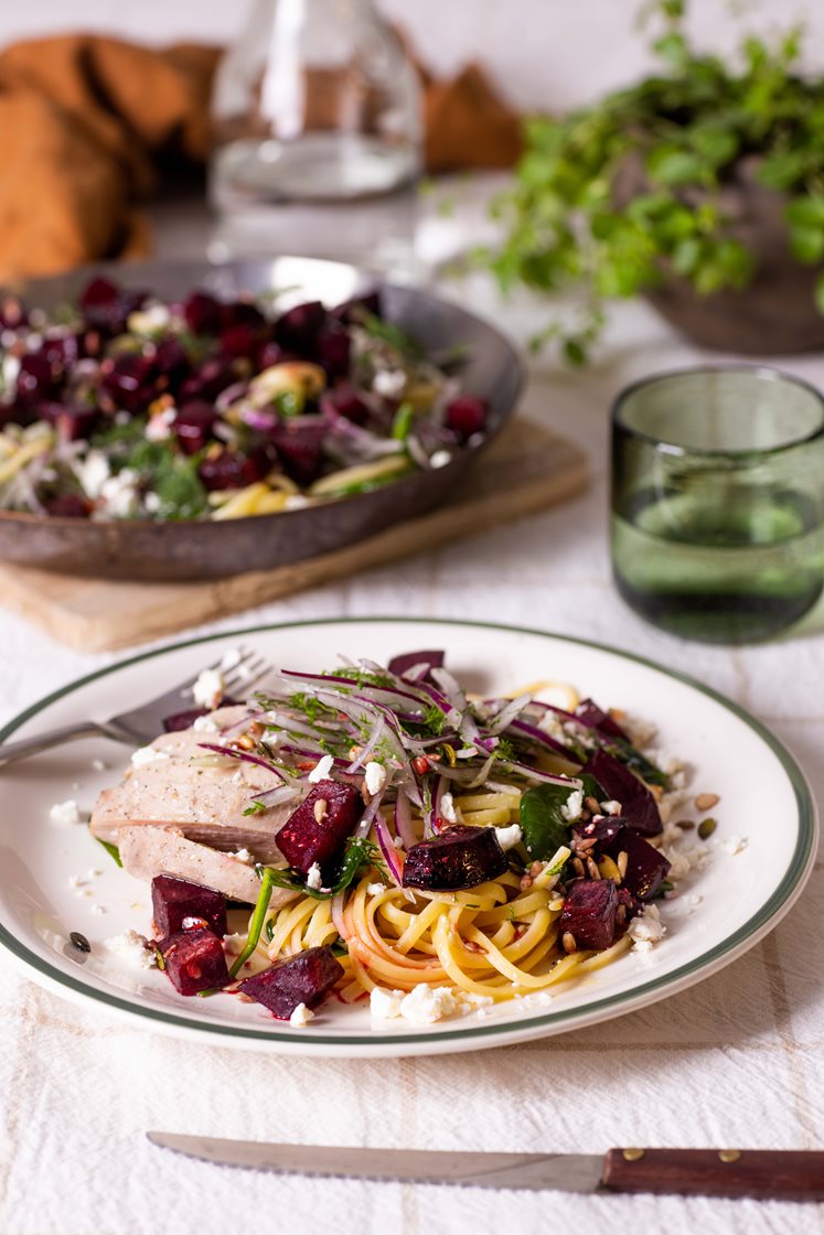 Kyllingfilet med tagliatelle, ovnsbakt rødbete, fetaost, dill og sprø kjerner