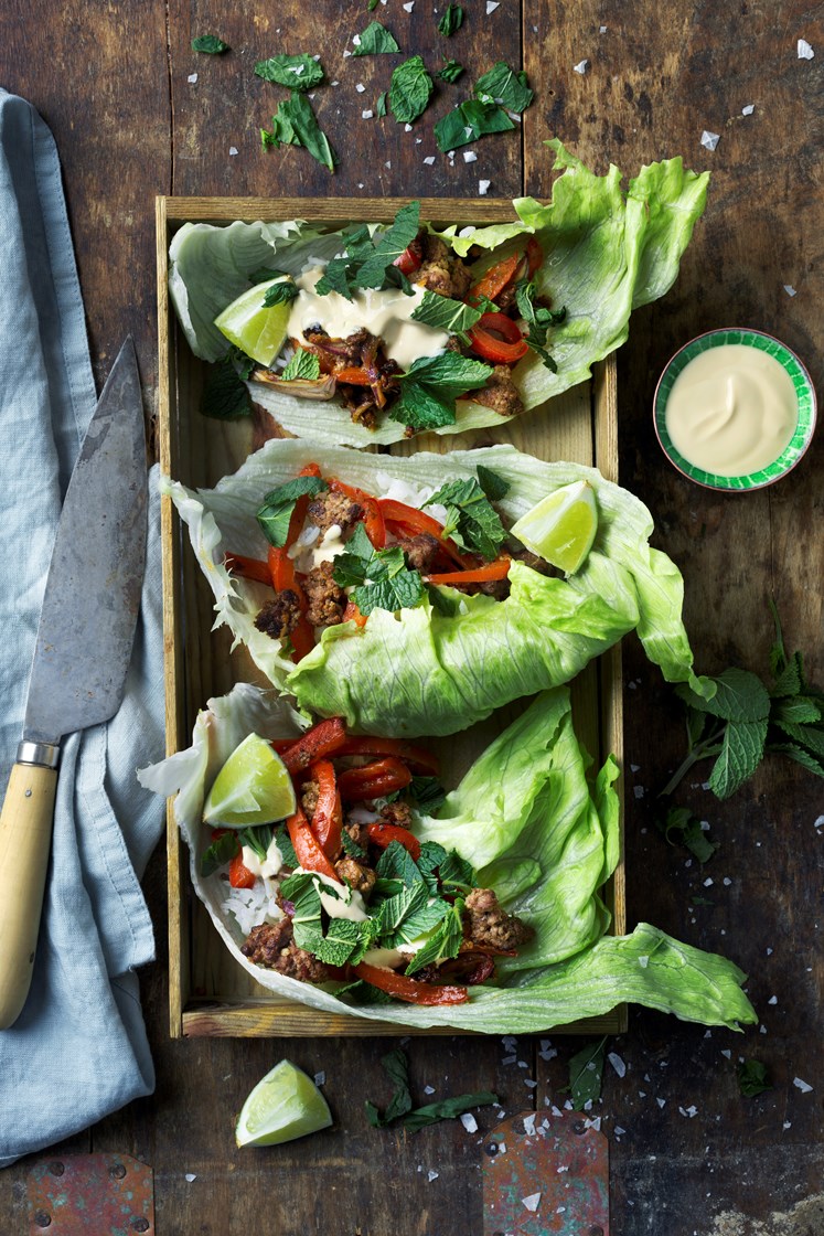 Larb med fläskfärs, sallad och sojayoghurt 
