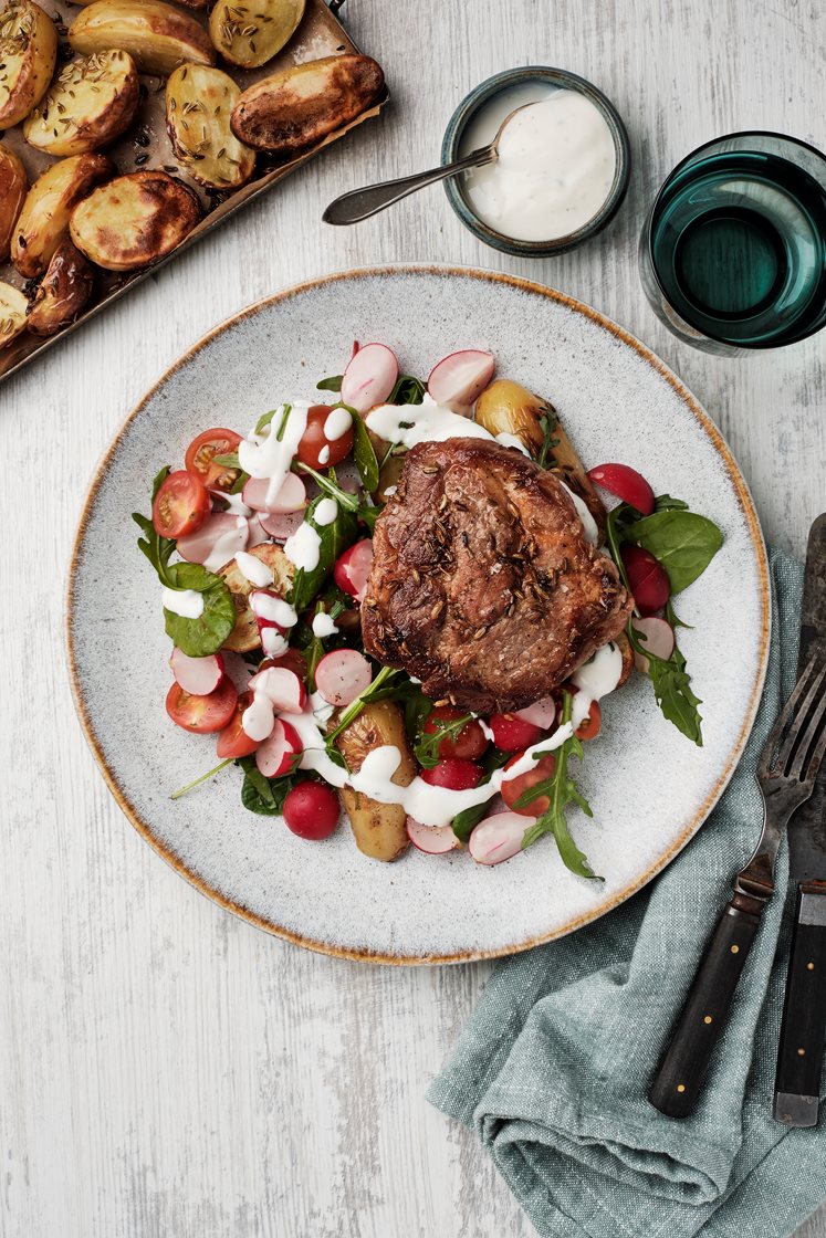 Stekt fläskkarré med fänkålsfrö, rostad potatis och vitlöksdressing