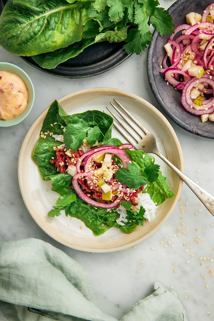 Teriyakistekt vegfärs med limedressad päronsallad och sesamfrön i salladsblad