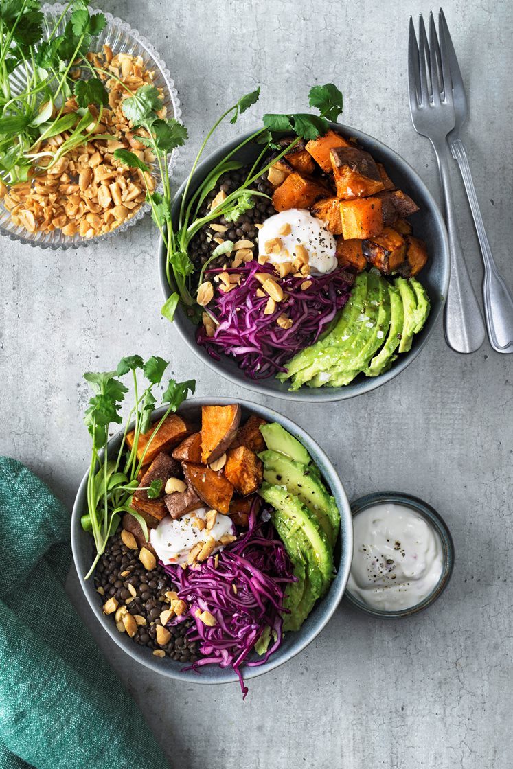 Beluga bowl med kanelrostad sötpotatis, avokado och jordnötter