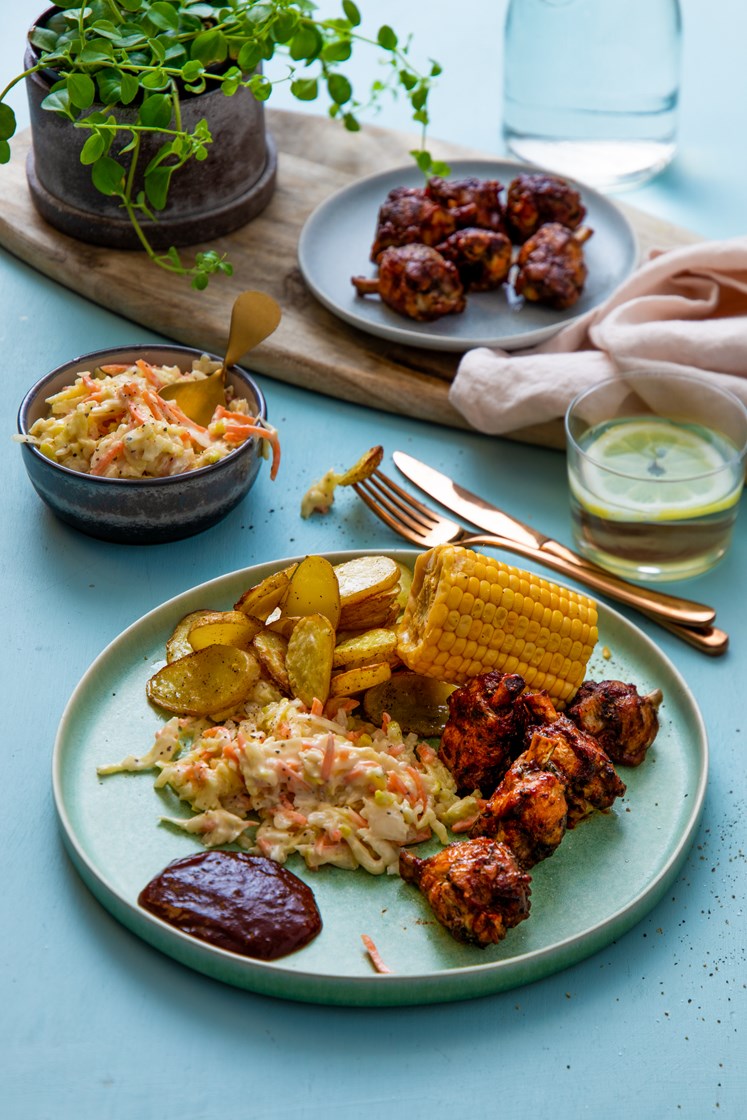 Kyllingvinger med barbecuesaus, eplecoleslaw og maiskolber