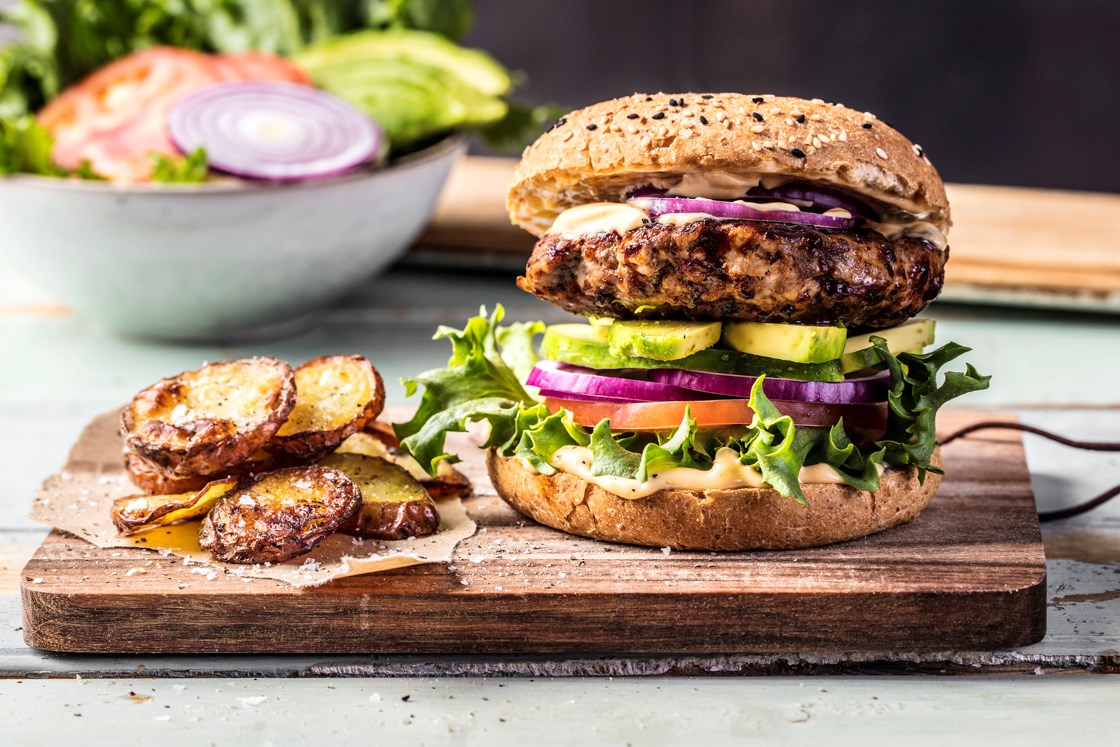 Salsicciaburger med avokado, poteter og chilimajones