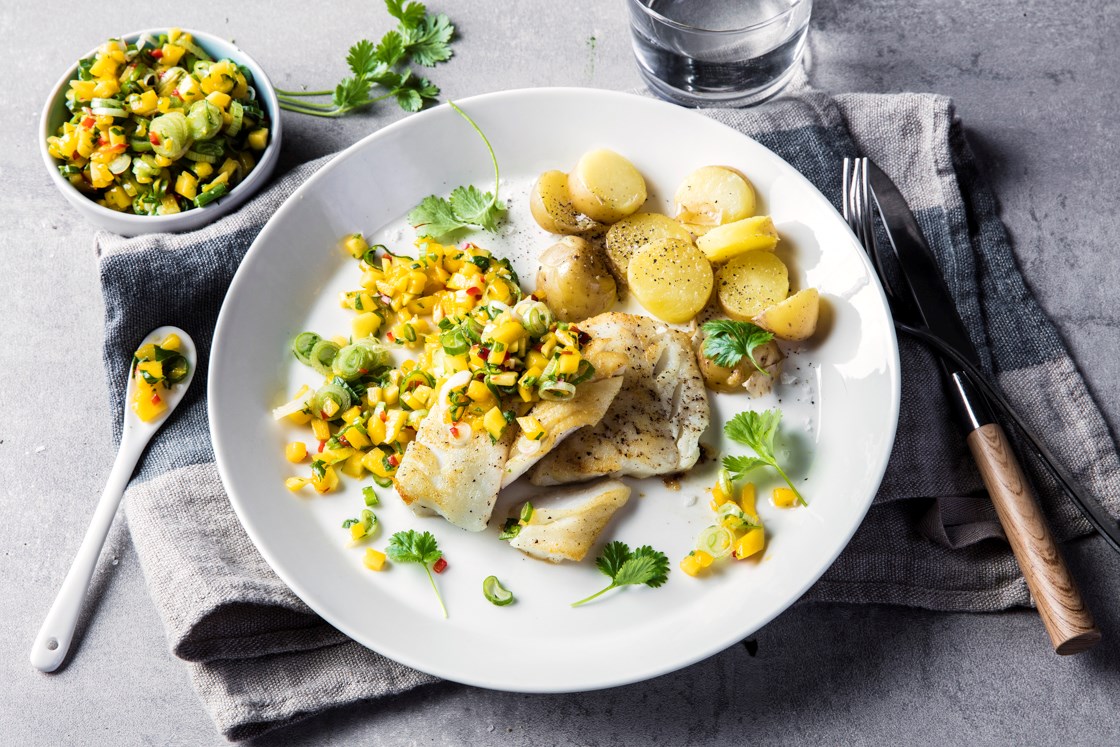Torsk med kokte poteter og agurk- og mangosalsa