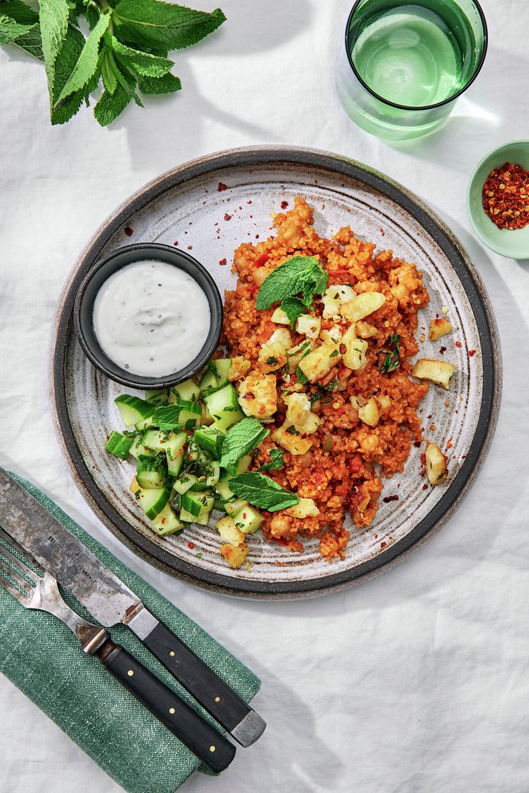 Libanesisk bulgurpilaf med halloumigremolata och mynta