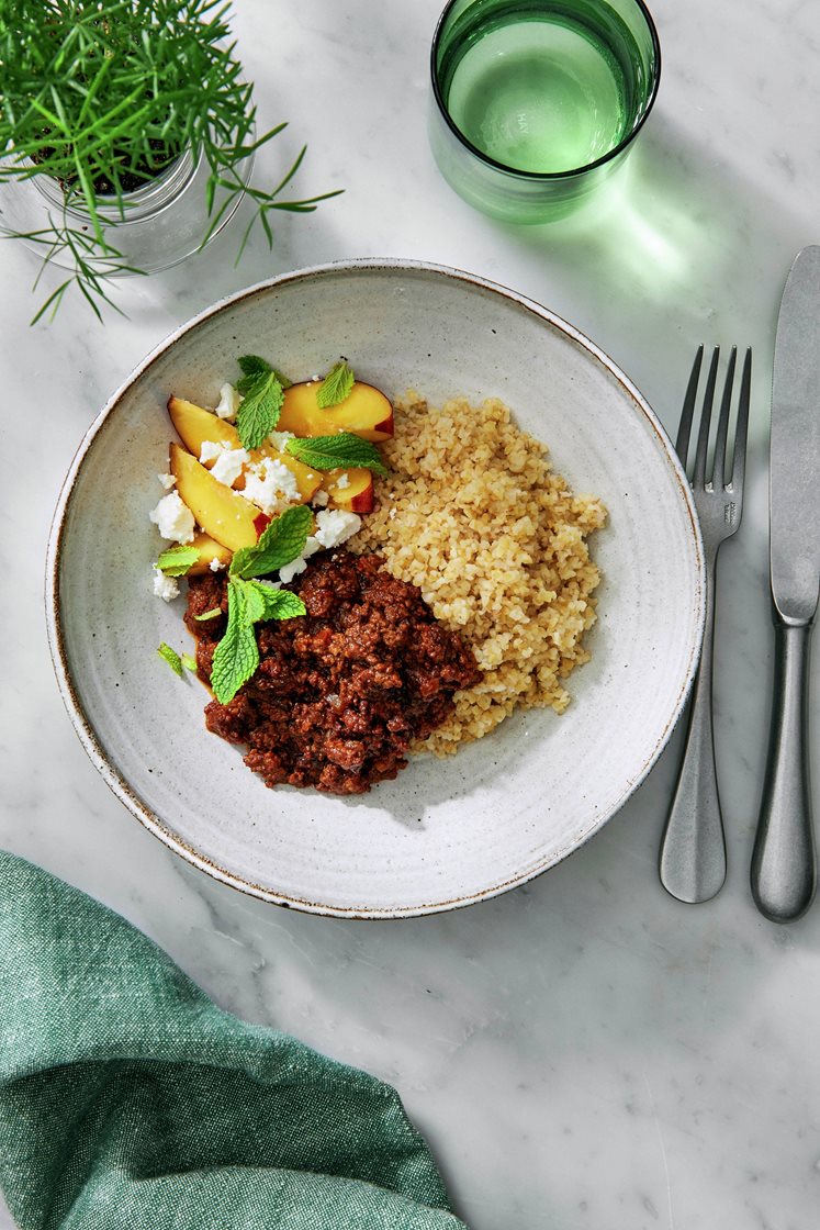 Garam masalakryddad nötfärsgryta med nektarinsallad, fetost och mynta