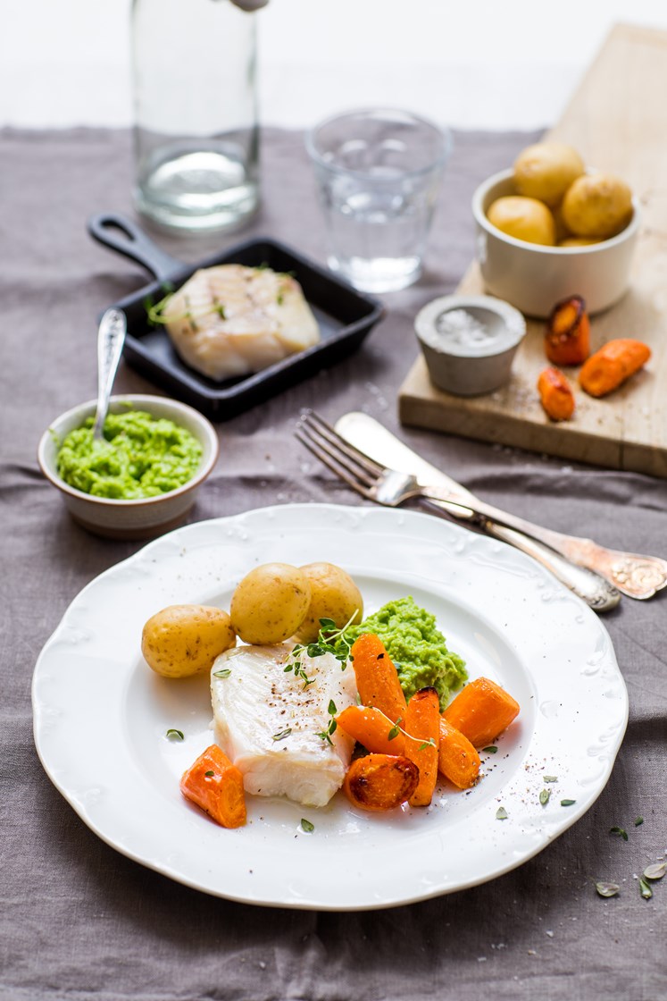Lettsaltet torsk med ertepuré, ovnsbakte gulrøtter og soyasmør