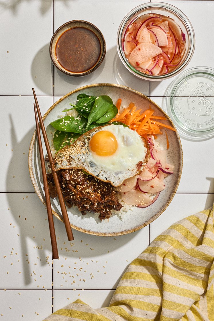 Bibimbap på hjort med danmuji och stekt ägg