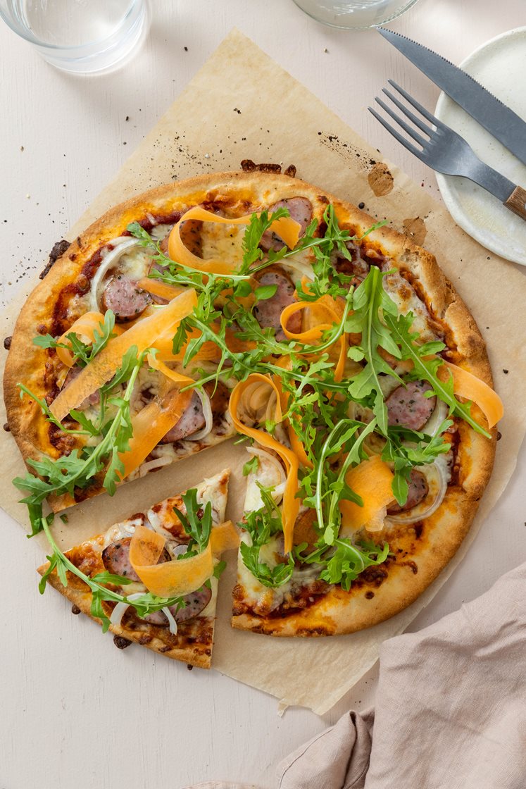 Pizza med linquicapølse, løg og rucola 