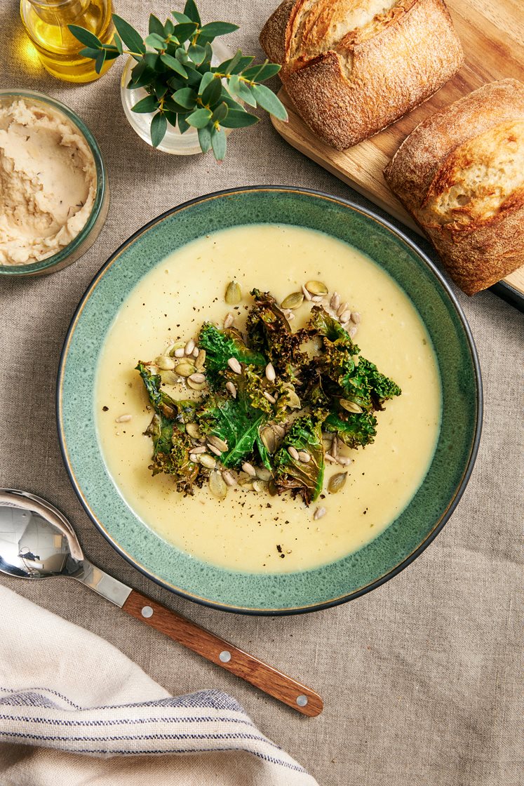 Potatissoppa med grönkålschips, bönspread och surdegspavé