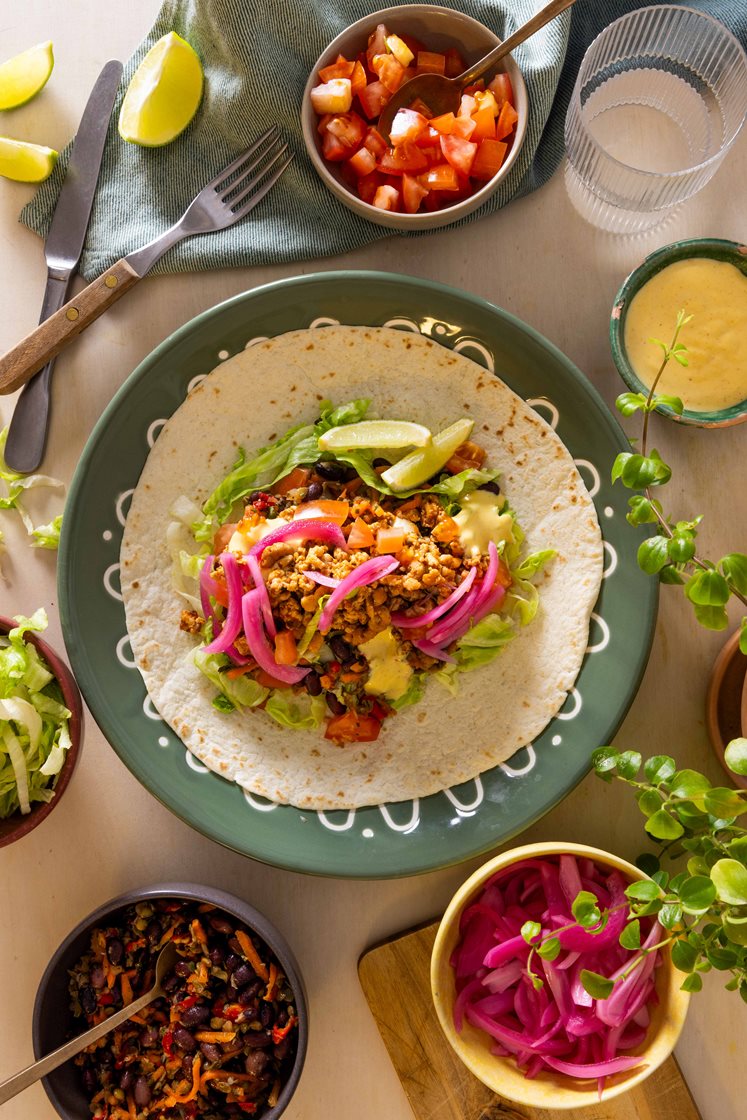 Wraps med tacokrydret kyllingkjøttdeig, bønnesalat og curry- og mangodressing