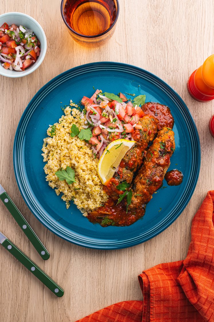 Tyrkisk køfte i ajvarsaus med bulgur og tomat- og løksalat