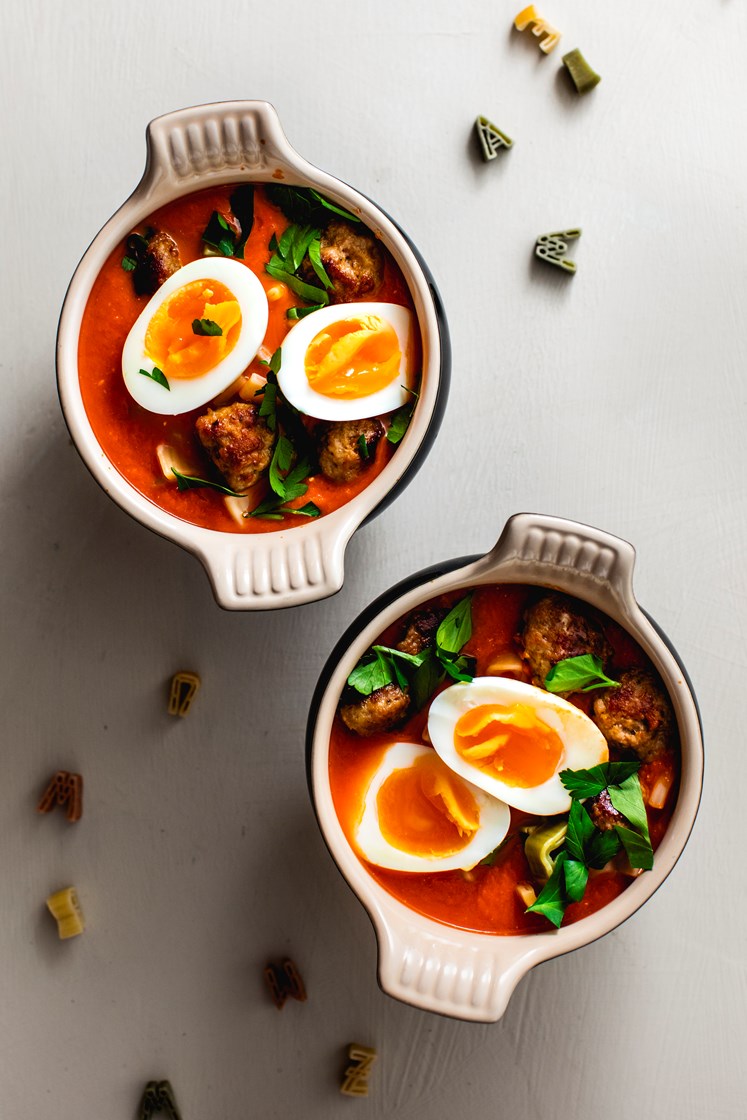 Hjemmelaget tomatsuppe med salsicciaboller, pasta og egg