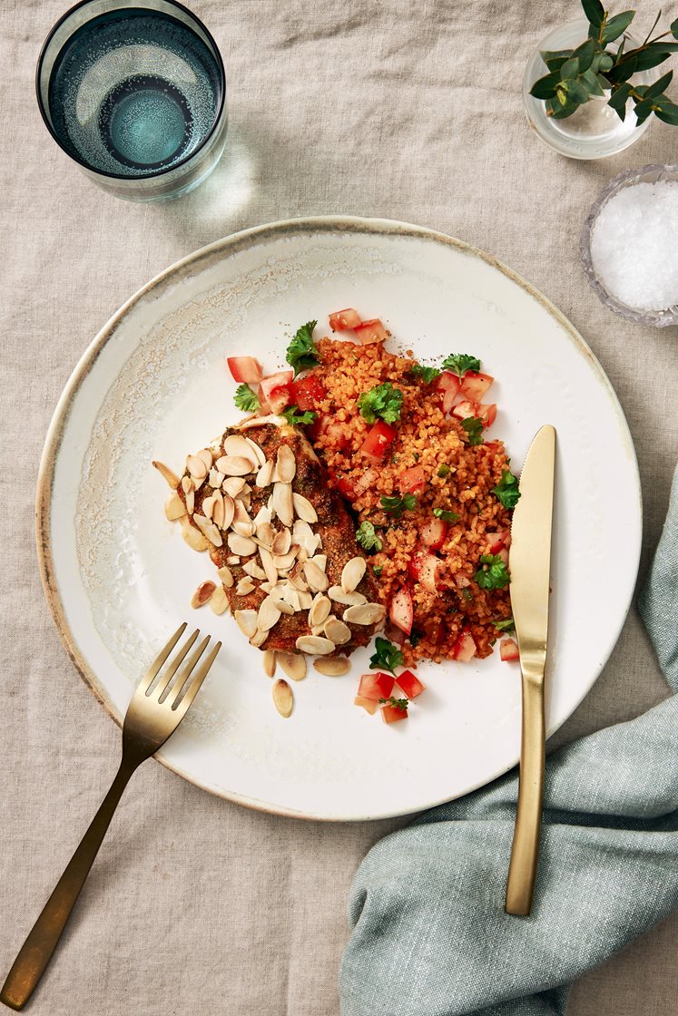 Mandelbakad torsk med chermoulamajonnäs och bulgurpilaff
