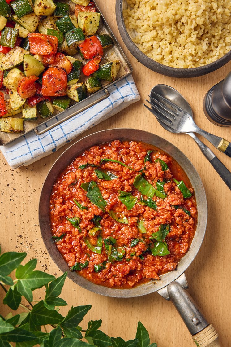 Salsicciapanna med spenat, bulgur och bakade grönsaker