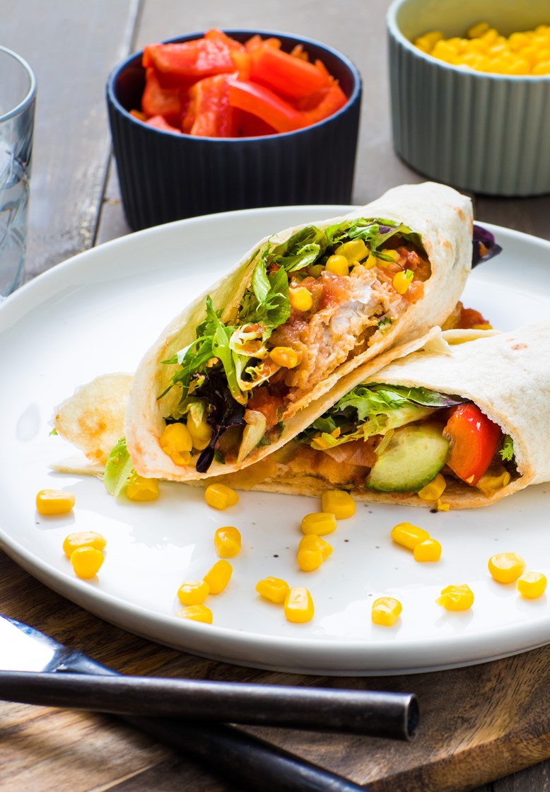 Wrap med meksikanske fiskepinner, salat og salsa