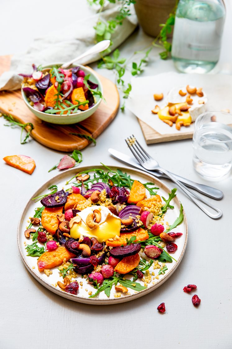 Bulgursalat med flaskegresskar, ovnsbakt brie og ruccolasalat med tranebær og balsamicovinaigrette