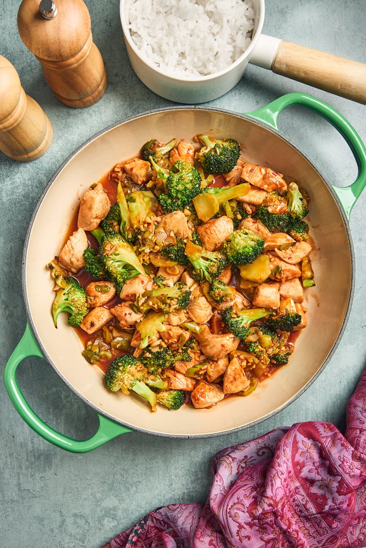 Wok med kylling og broccoli i sursød sauce