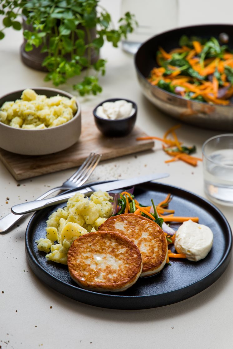 Grove fiskekaker med knuste persillepoteter, grønnsaker og aioli
