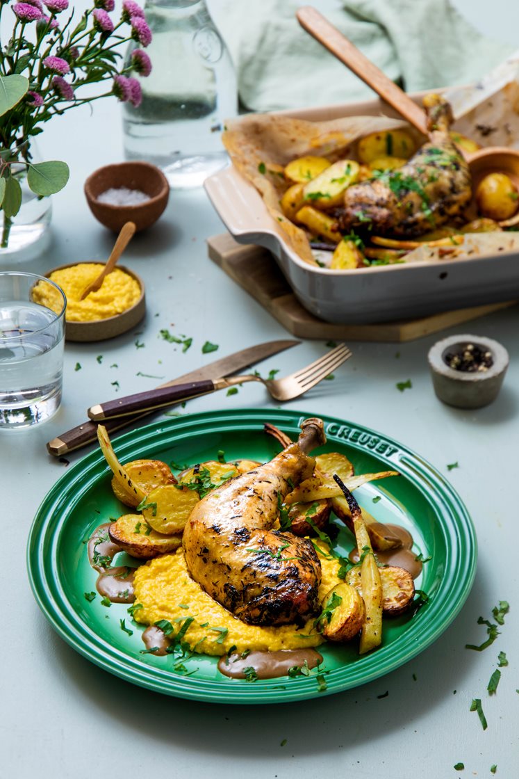 Kyllingconfit med ovnsbakte poteter, maiskrem og soppsaus