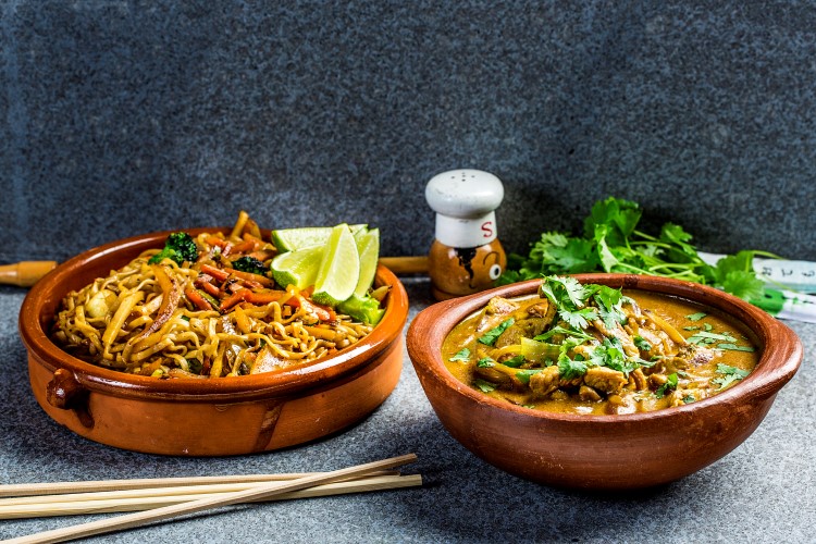 Strimlet svinekjøtt med curry og wokstekte eggnudler 
