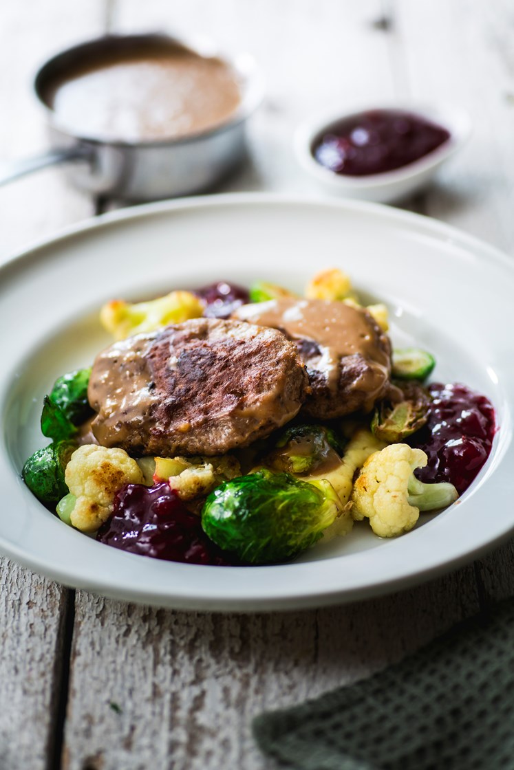 Viltkarbonader med soppsaus, rosenkål, potetmos og rørte tyttebær