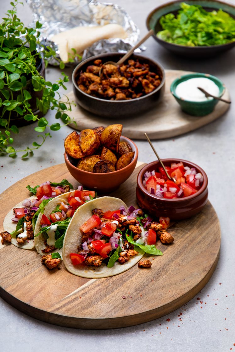 Taco med svinestrimler, salsa og ovnsbakte chipotlepoteter