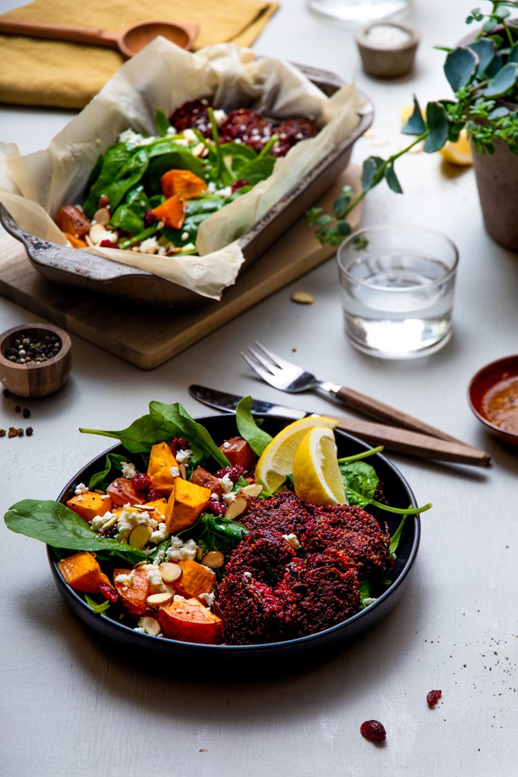 Quinoa- og rødbetenuggets med søtpotetsalat og sitron- og honningdressing