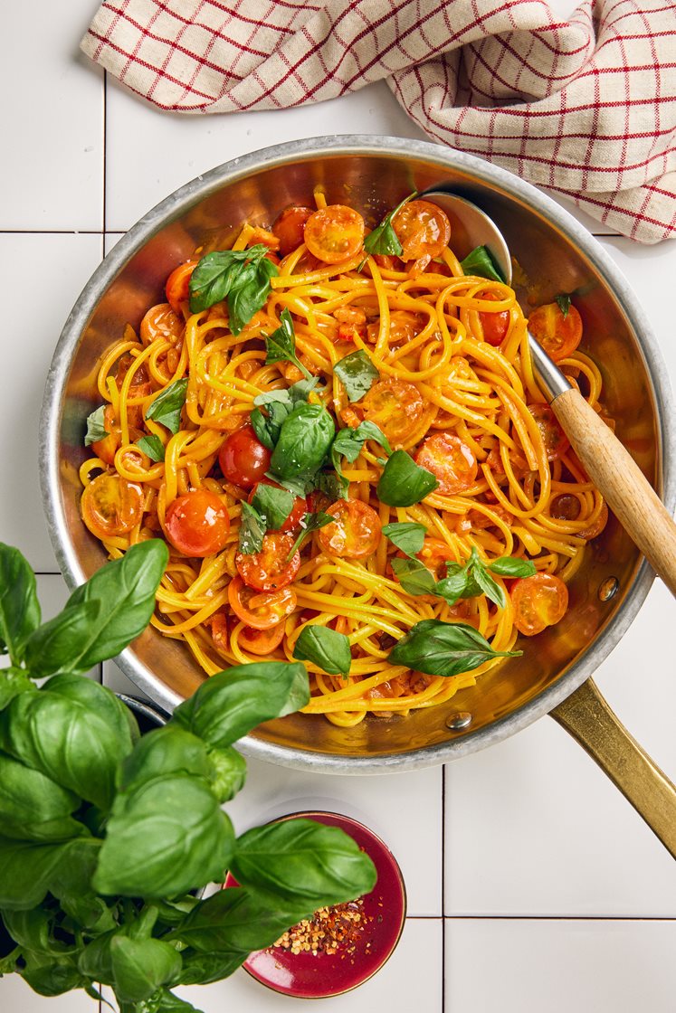 Linguine med krämig bacon- och saffransås, färsk basilika och chili