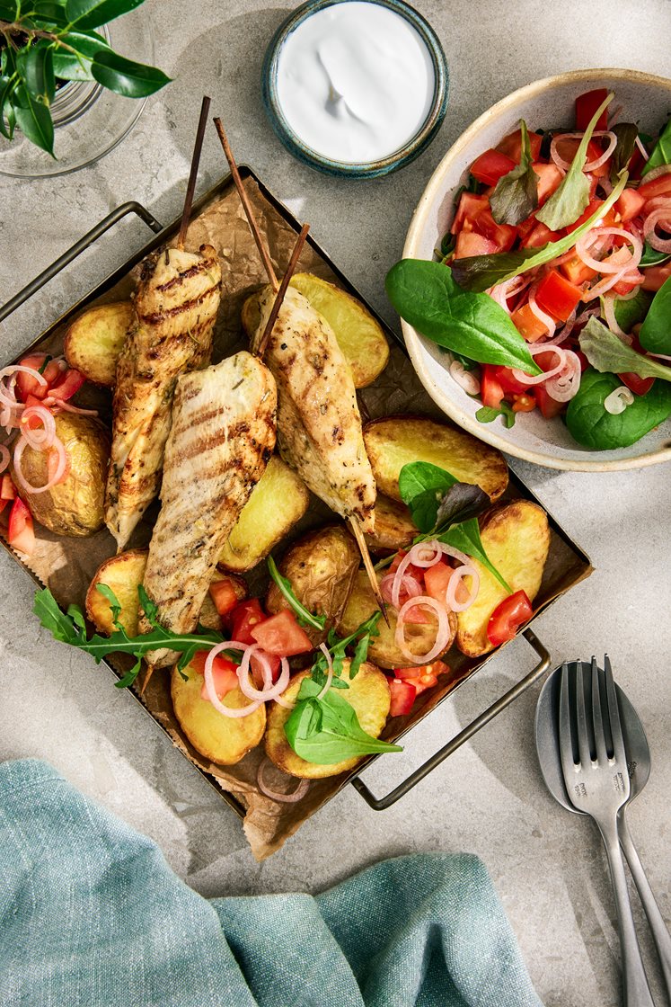Citron- och vitlöksdoftande kycklingspett med tomatsallad