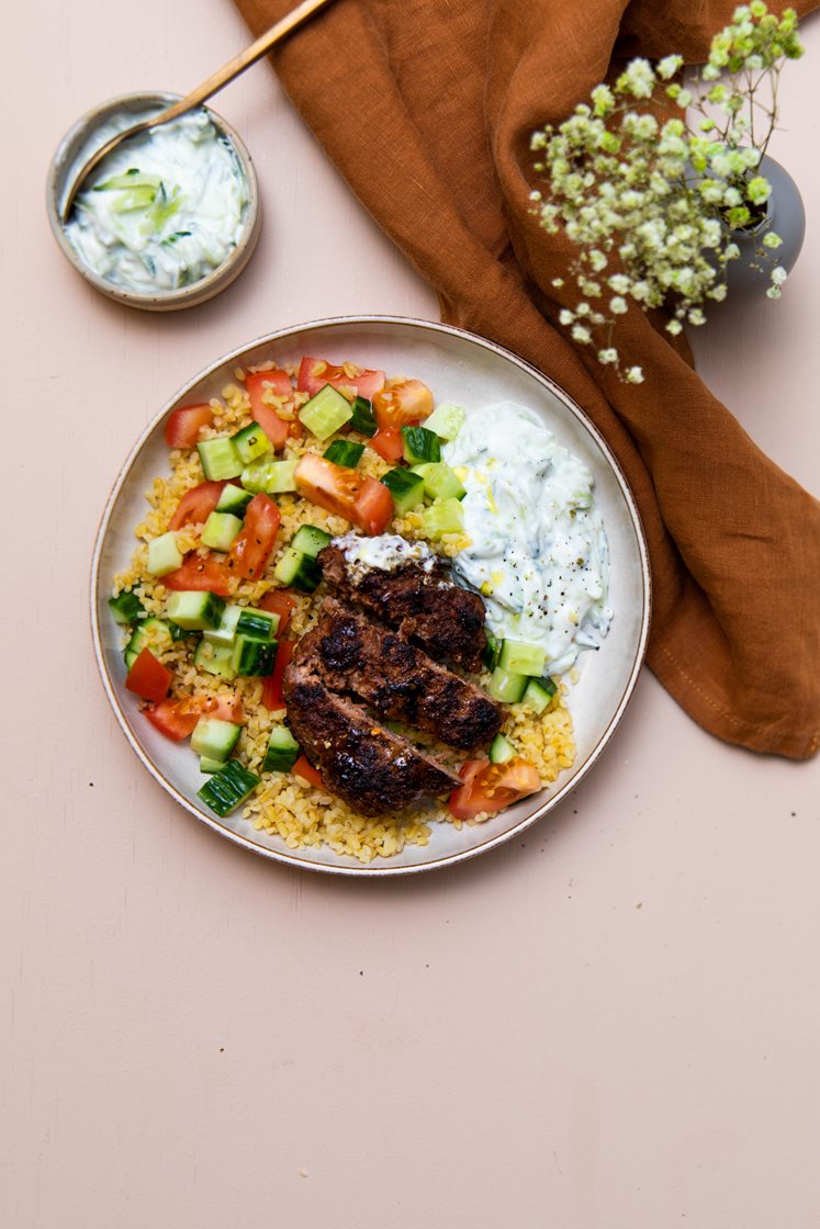 Græske hakkebøffer med tzatziki og bulgursalat