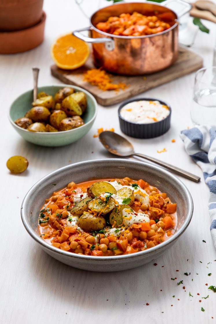 Tomatgryte med appelsin og kikerter, med urtebakte småpoteter og aioli