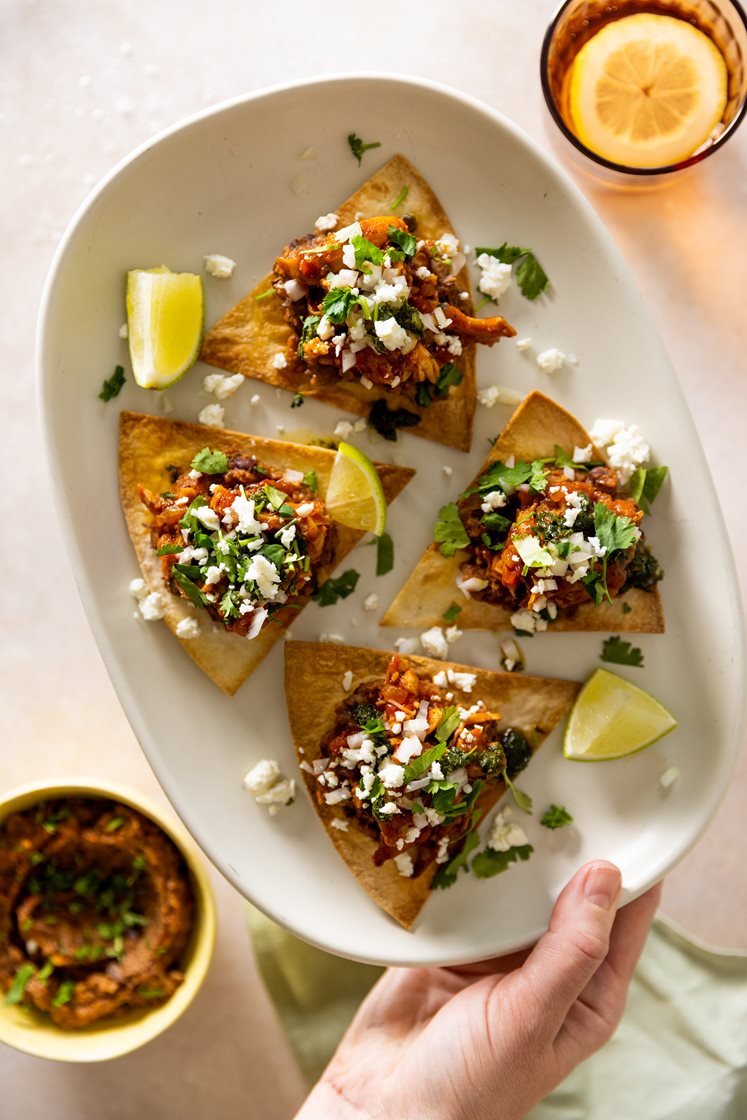 Kylling tinga på tostada med bønnedipp, fetaost og koriander