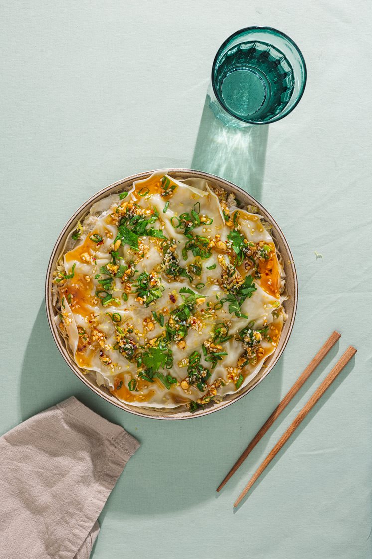 Fusion dumpling-lasagne servert med hjemmelaget chiliolje og peanøtter