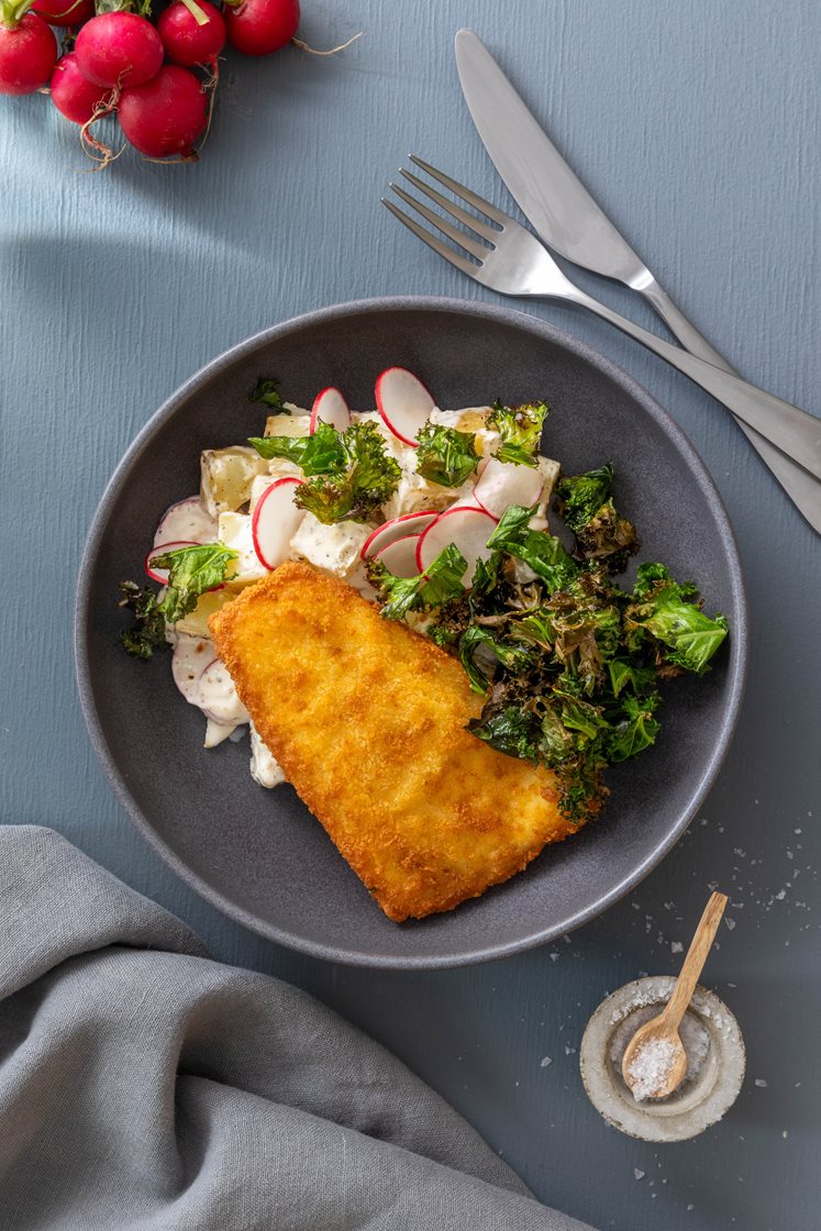 Panert lysing og bakt potetsalat med reddiker og grønnkål 