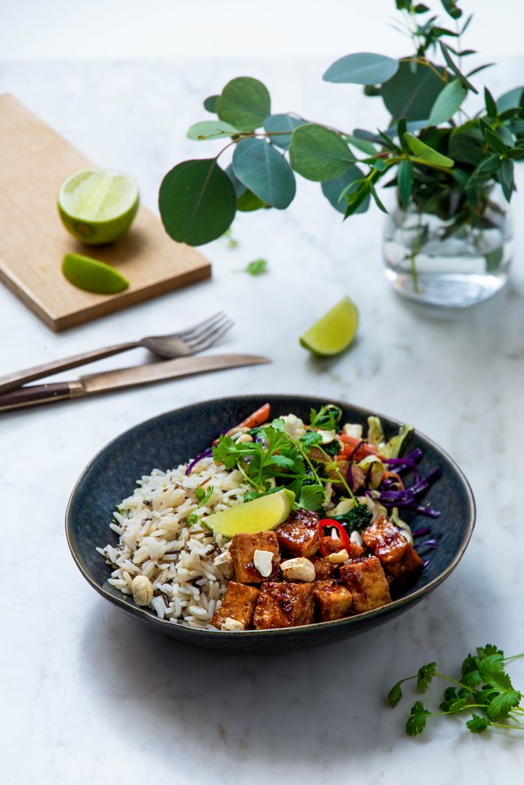 Soyaglasert tofu med grønnkålwok og fullkornsris