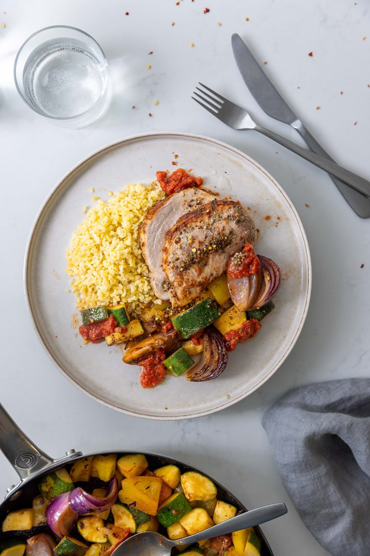 Krydret svinefilet med stekte middelhavsgrønnsaker, fullkornsbulgur og tomatsaus