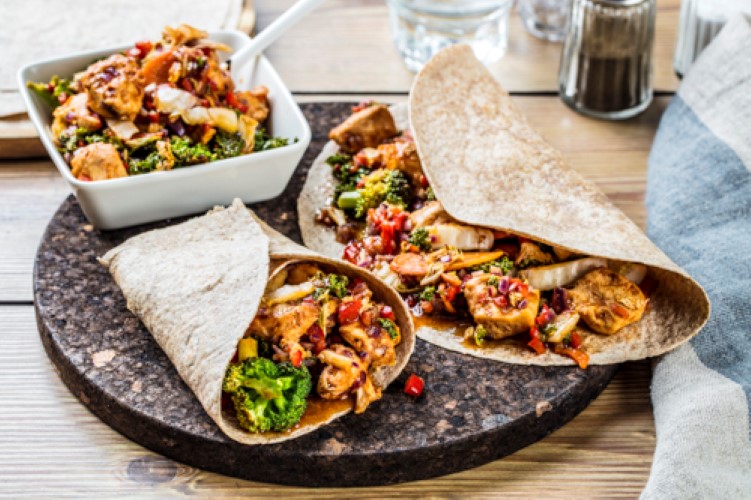 Wraps med kalkun og wokede grønnsaker