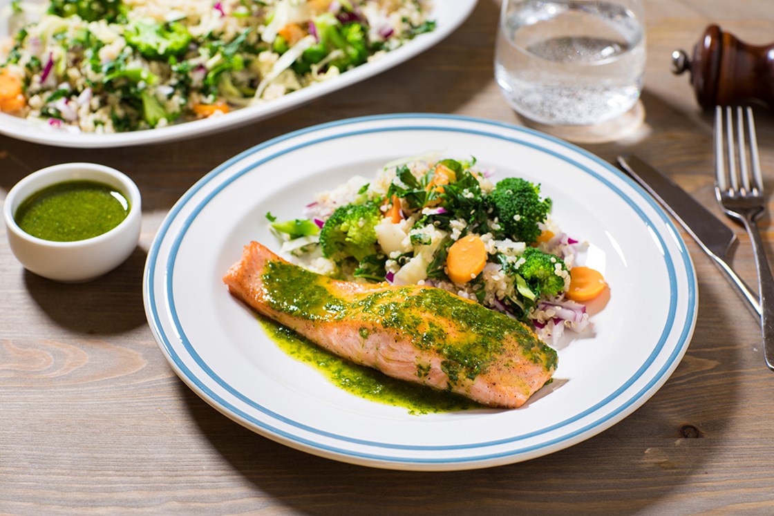 Pannestekt laks med quinoasalat grønnkål, brokkoli og chimichurri