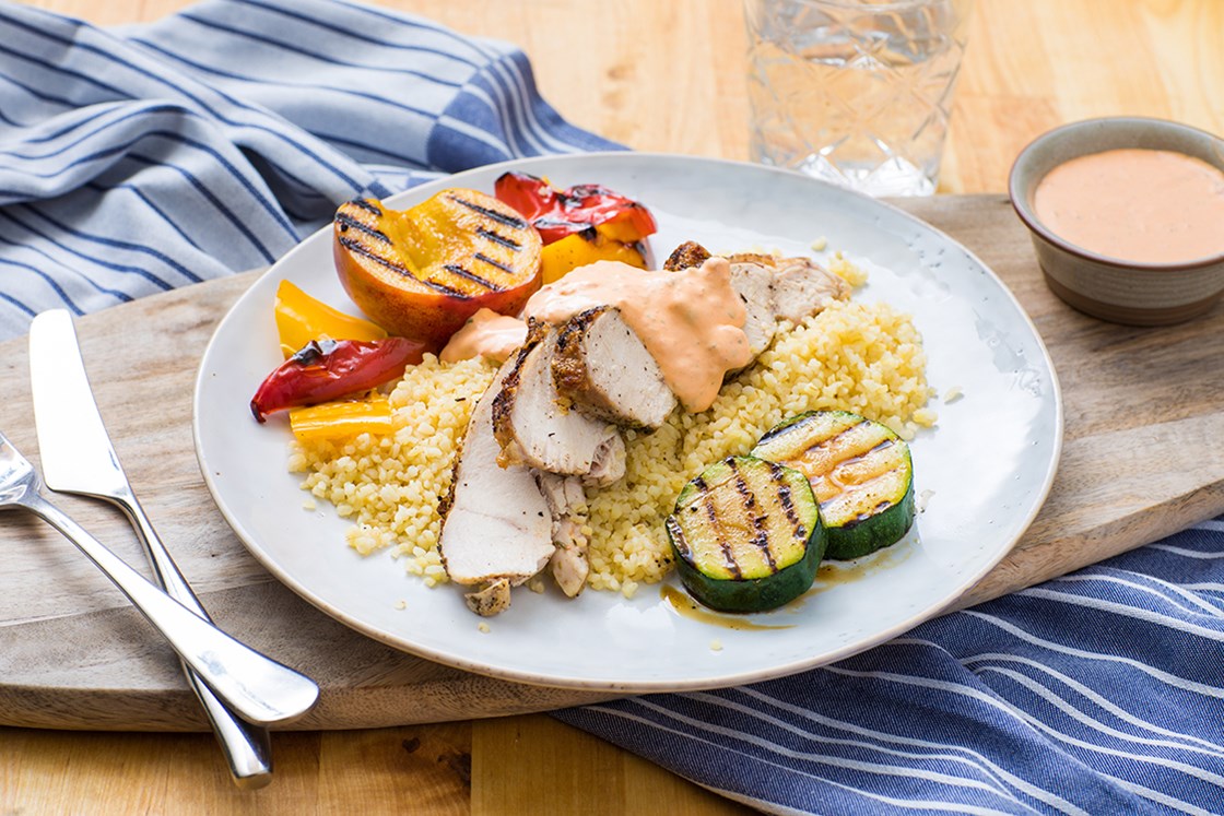 Kyllingbryst med grillede grønnsaker, bulgur og paprikasaus