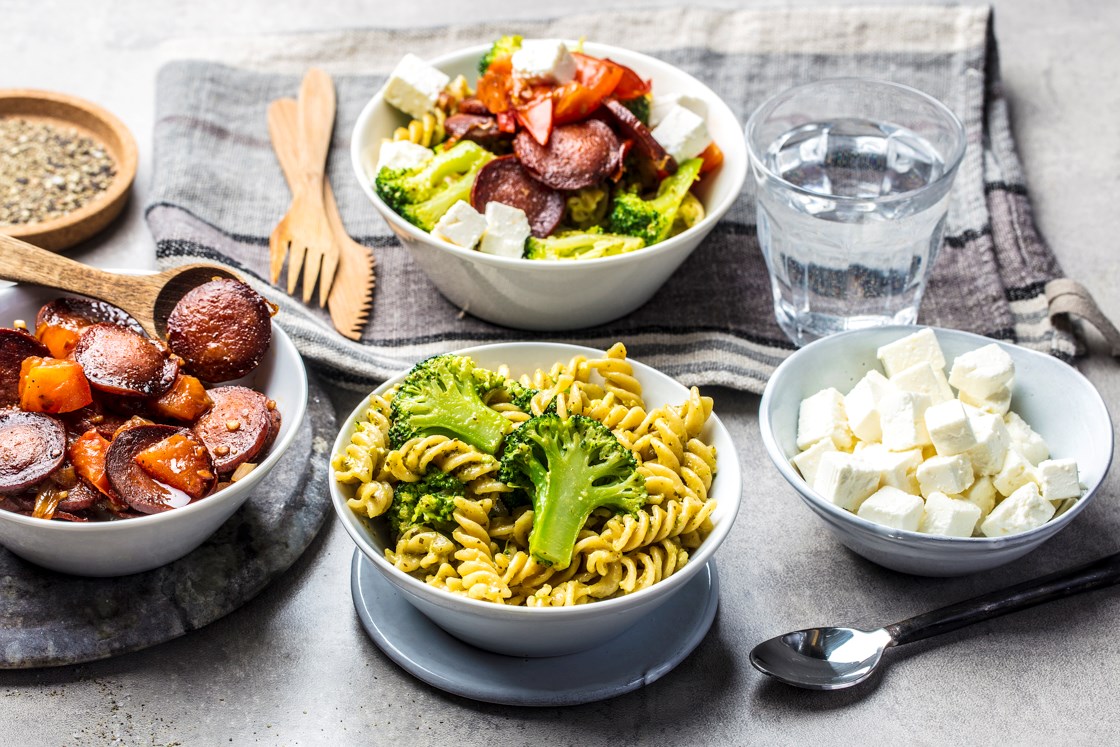Pasta med feta, brokkoli og pepperoni