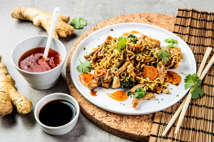 Wok med svinekjøtt, nudler og koriander