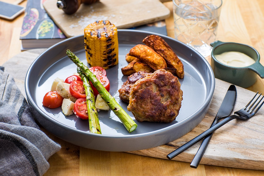 Karbonader med fersk mais, tomatsalat og potetbåter