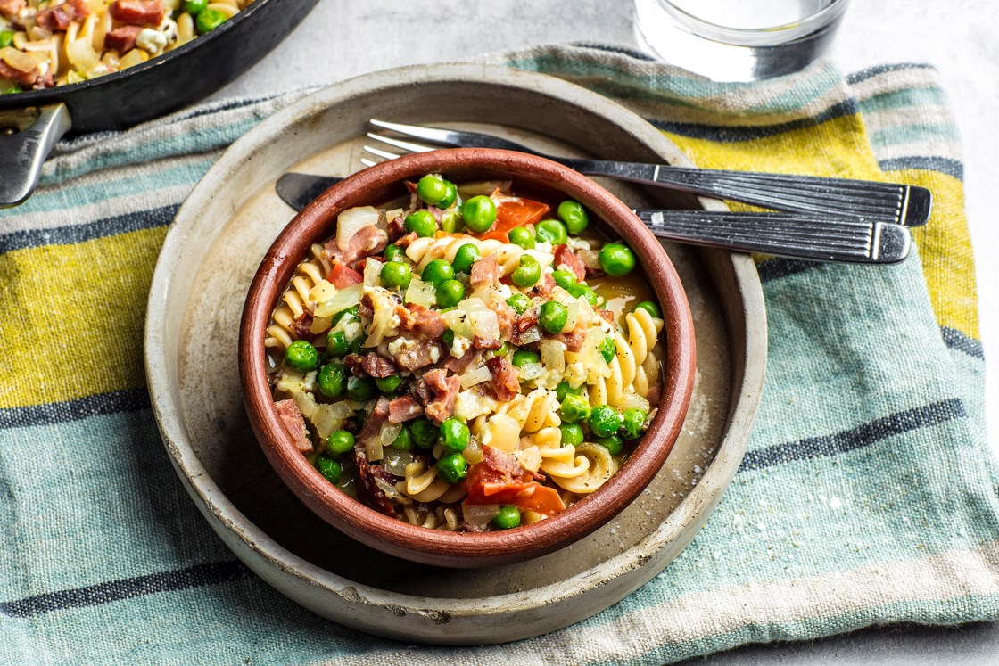 Pasta med kalkunbacon, cherrytomater og cottage cheese