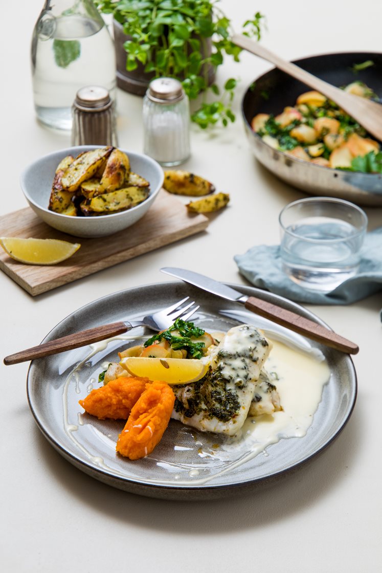 Ovnsbakt lyrfilet med urtepoteter, gulrotpuré, grønnkål- og epleglaserte neper servert med smørsaus