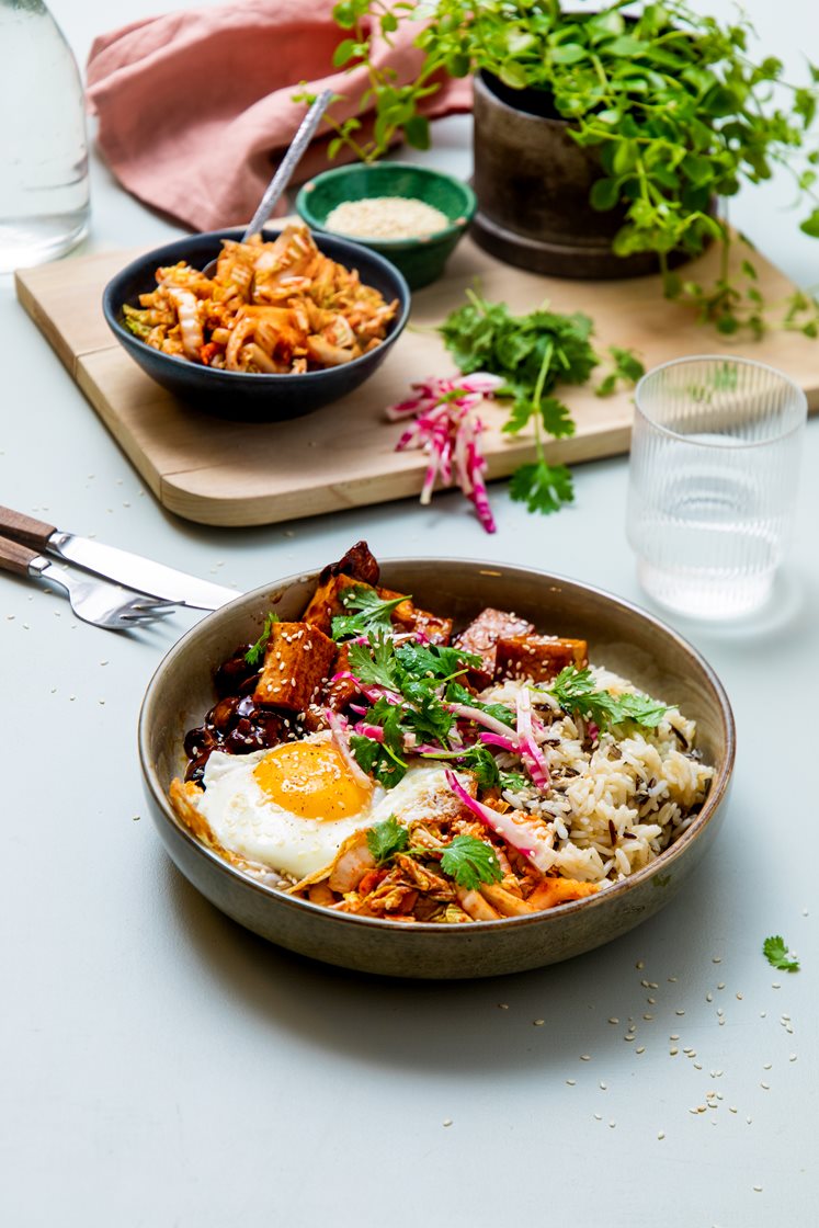 Koreansk vegetar-bibimbap med sprøstekt tofu, fullkornsris og ingefærkimchi