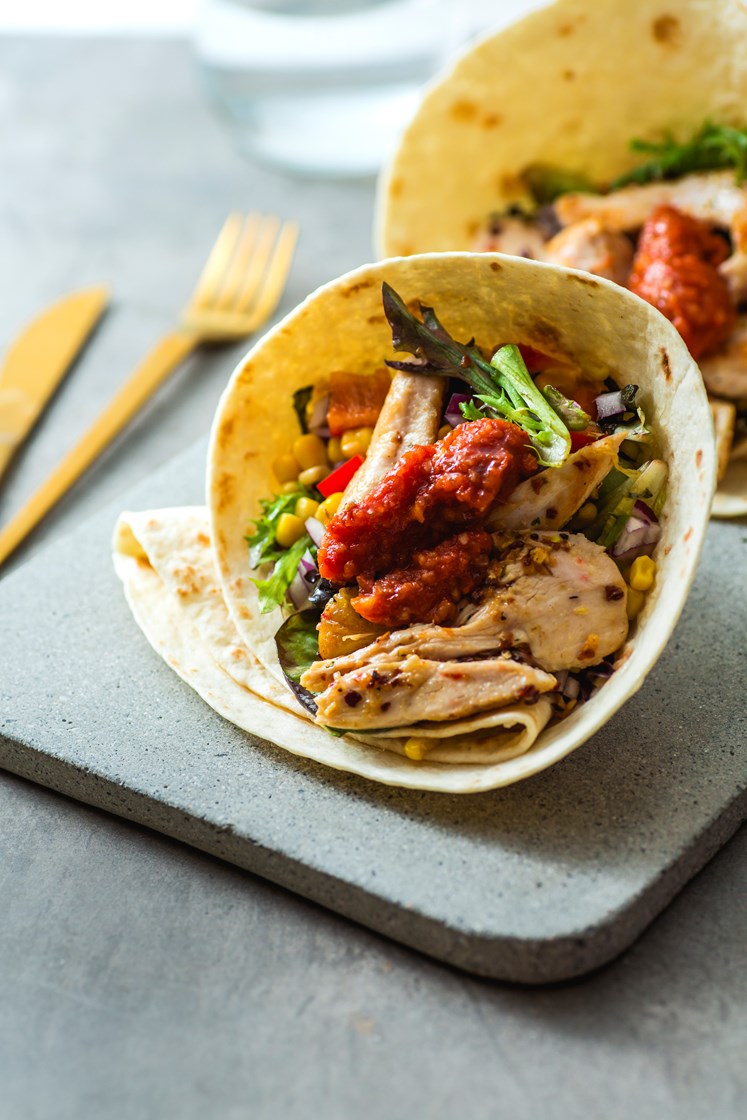 Kyllingwraps med tomatsalsa og friske grønnsaker