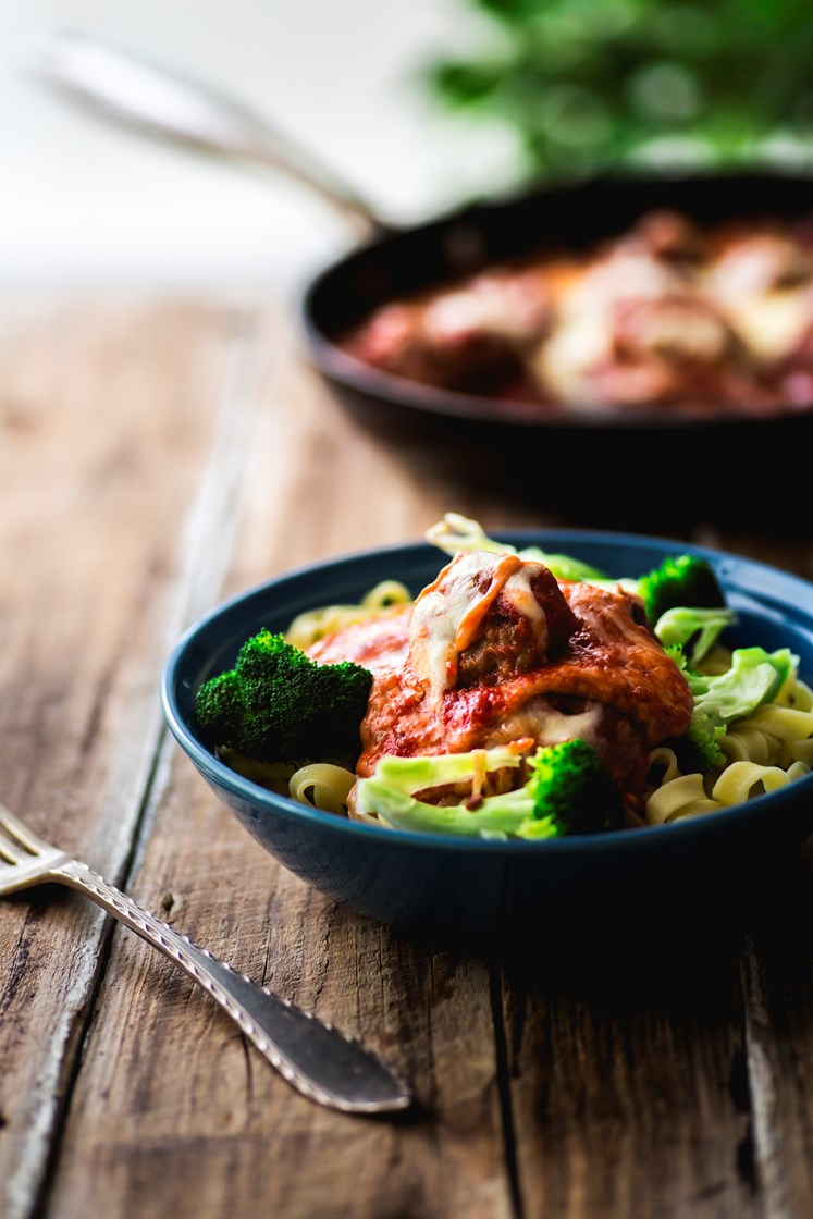 Gratinerte tapasboller i tomatsaus med brokkoli og tagliatelle